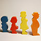 Bunte Holzfiguren stellen eine Familie dar. Quelle: aboutpixel.de